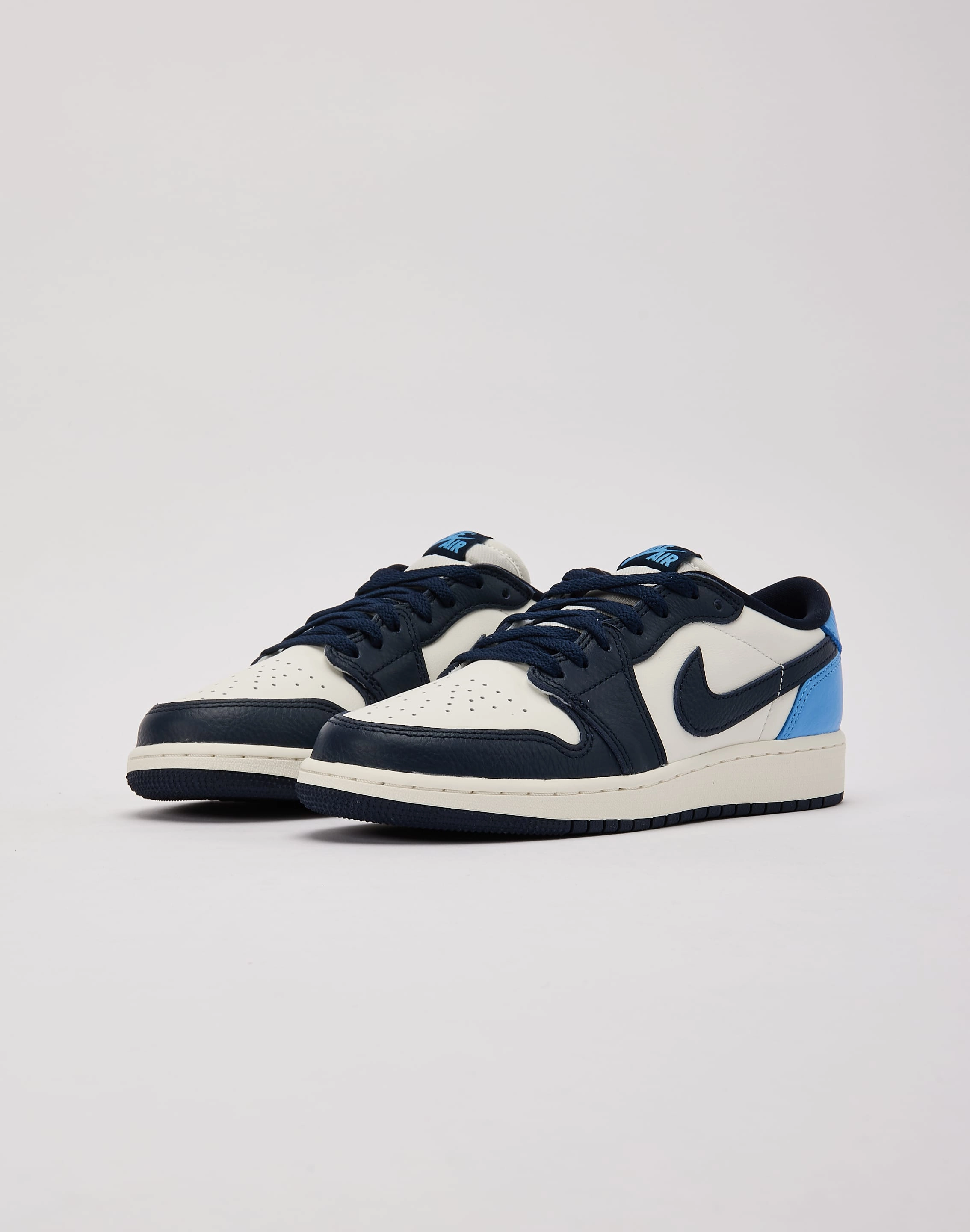 Jordan Air Jordan 1 Retro Low OG 'Obsidian' Grade-School Ventilation Channel System Enhanced Heel Cup