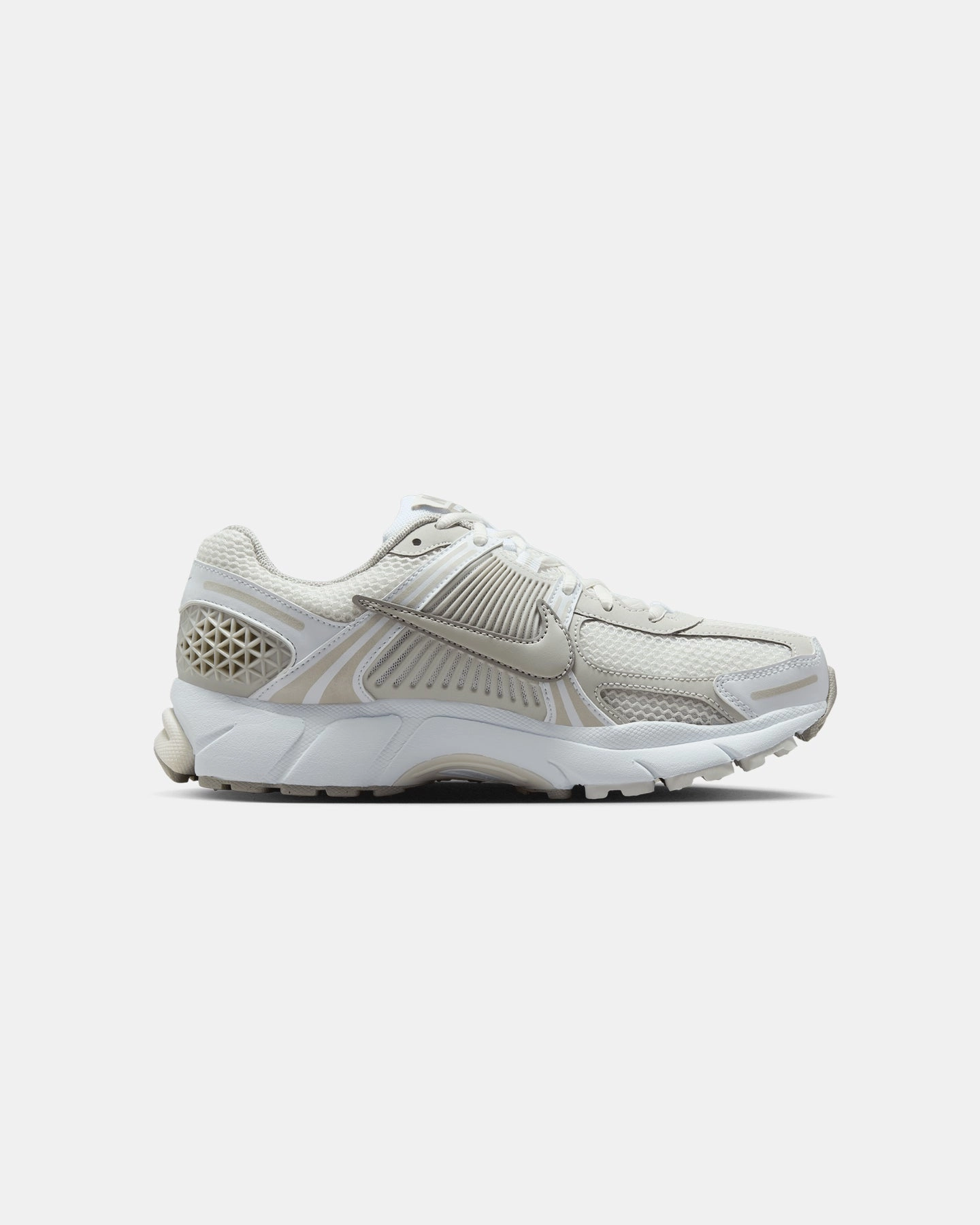 football players Nike Women's Zoom Vomero 5 White/Light Bone