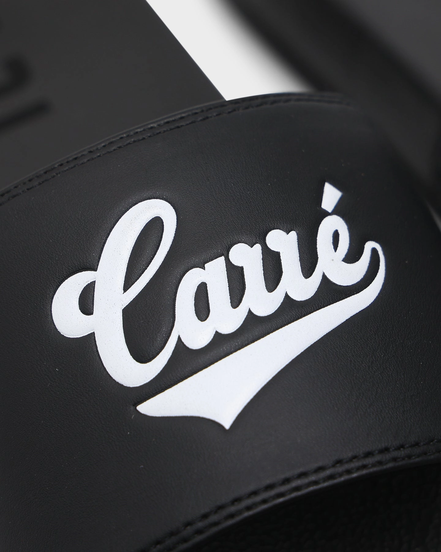 Shock-absorbent flexibility Carr?? Simplicit?? Classique Slides Black/White