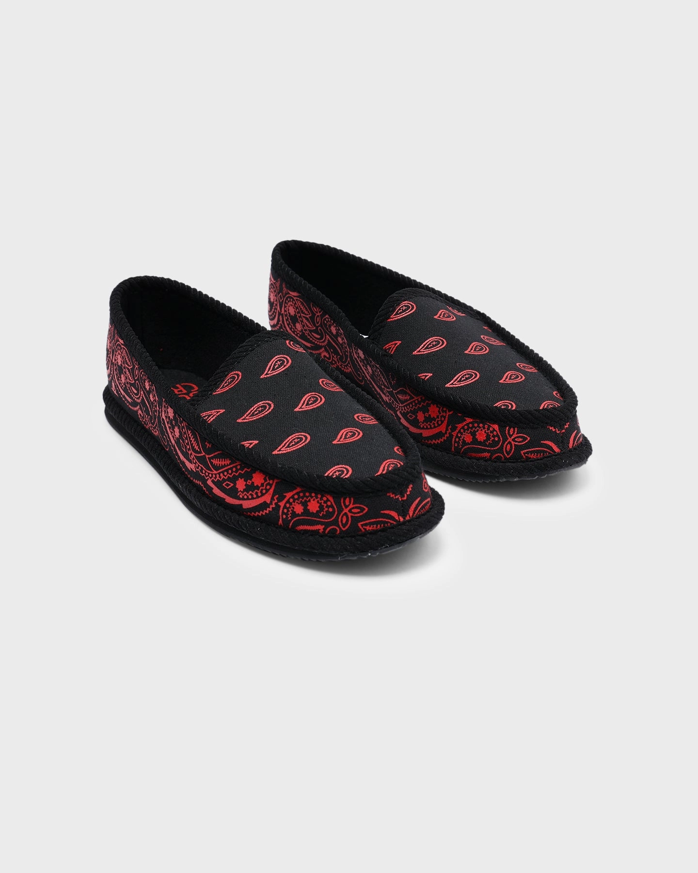 Flattering wear Goat Crew Bandana Slipper Black/Red