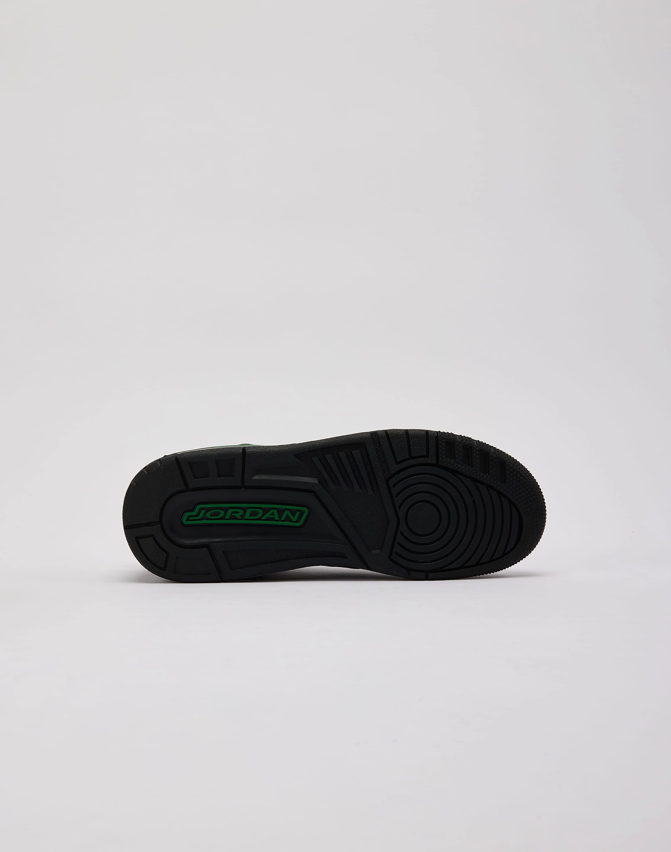 Jordan Spizike Low Grade-School Multidirectional Grip