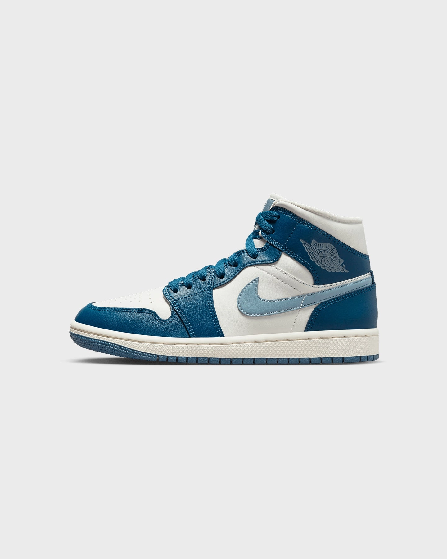 Jordan Women's Air Jordan 1 Mid "White/Blue" Sky J French Blue cross - trainers' versatility