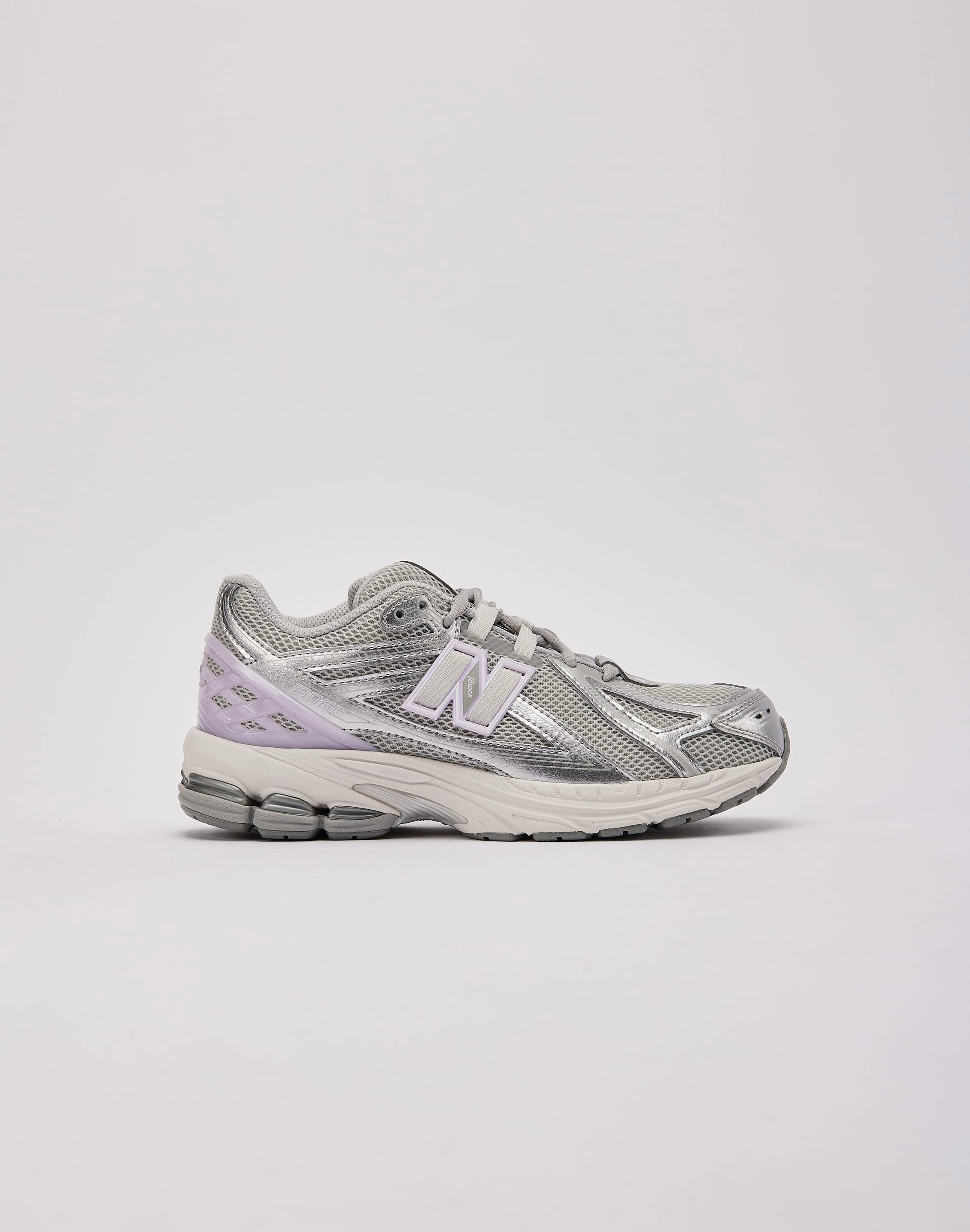Structured grip New Balance 1906R Grade-School