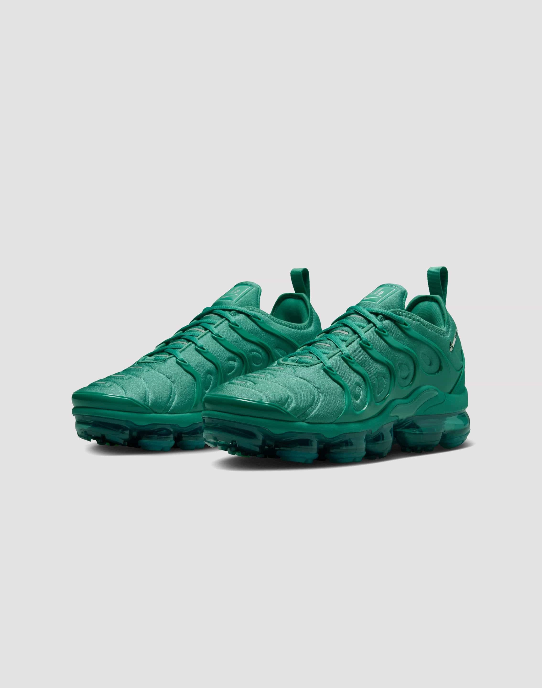 Nike VaporMax Plus "Bicoastal/Chrome/Metallic Silver" Lightweight Knit Fabric Side Grip