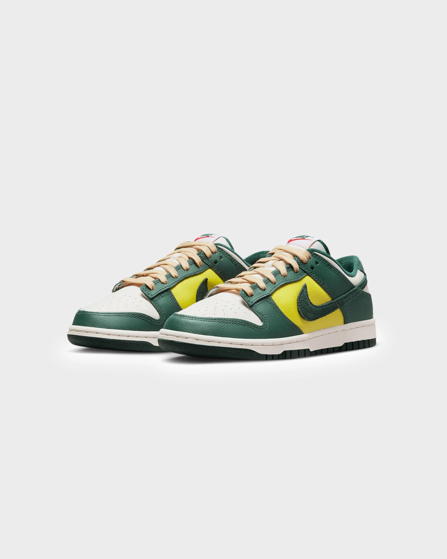 indoor - style Nike Women's Dunk Low SE "Noble Green" Sail/Noble Green