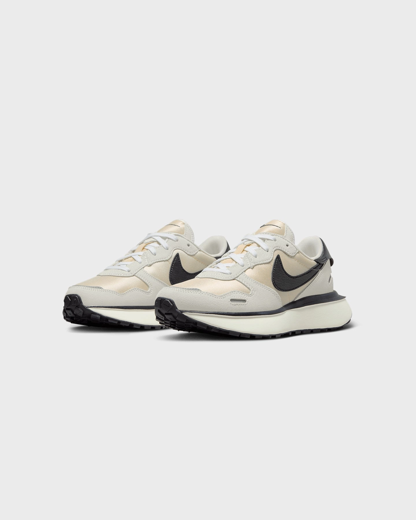 Nike Women??s Nike Phoenix Waffle Summit White/Black Anatomical Footbed