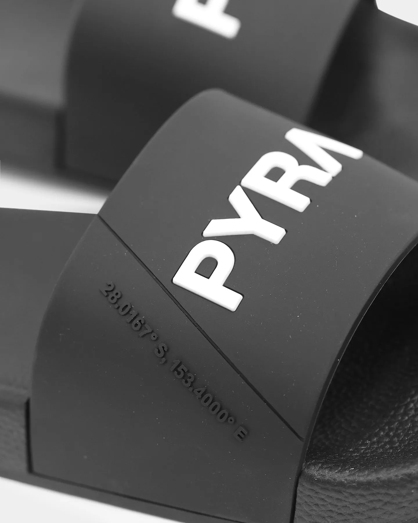 time-saving PYRA Location Slides Black/White