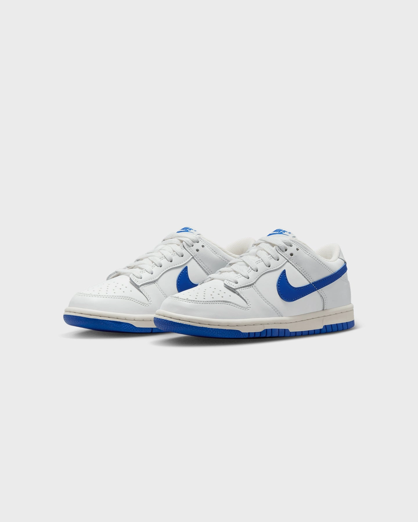 Cushioned look Nike Kids' Dunk Low "White Royal" (GS) Summit White/Hyper Royal