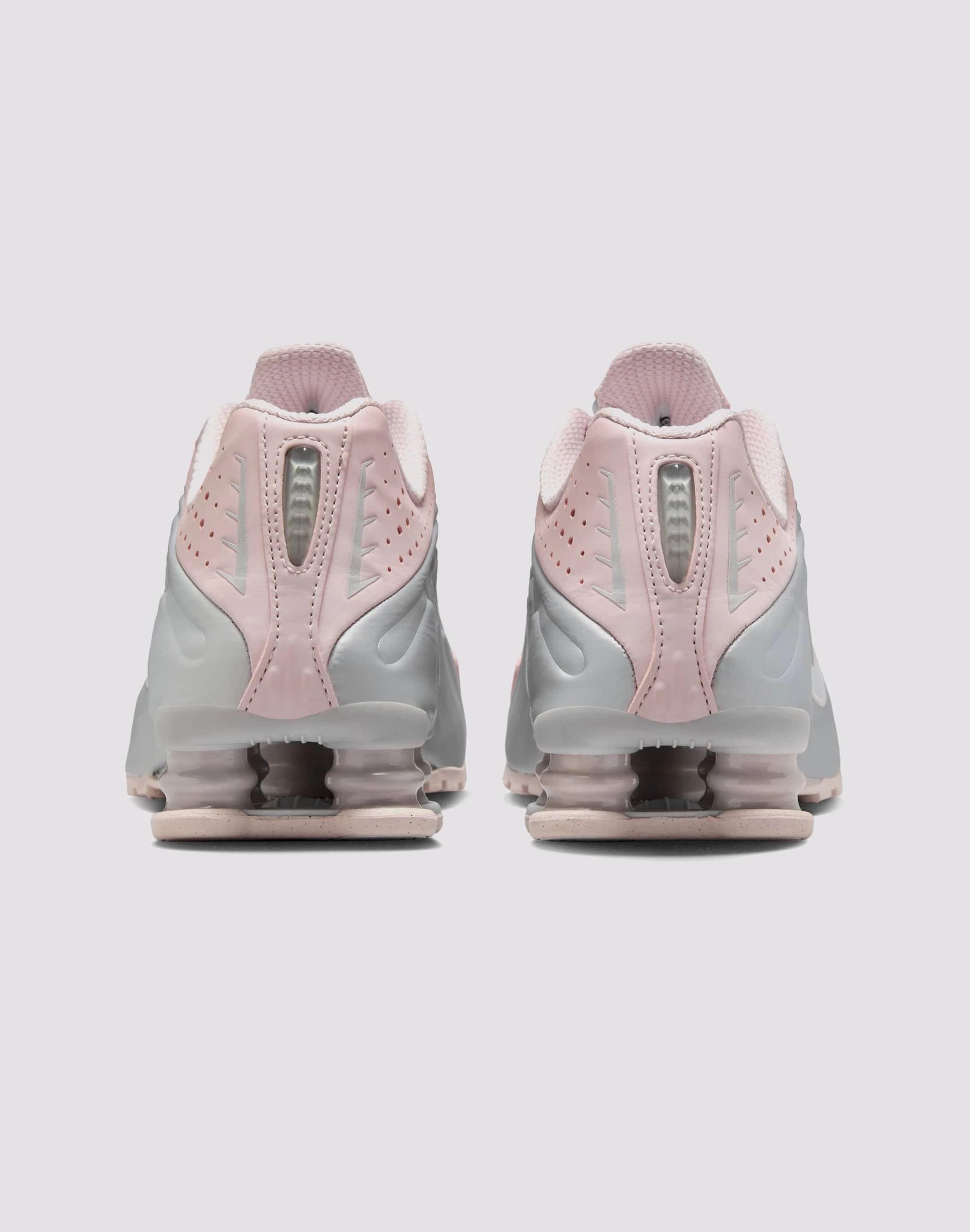 Natural motion Nike Shox R4 "Barely Rose/Mtlc Platinum"
