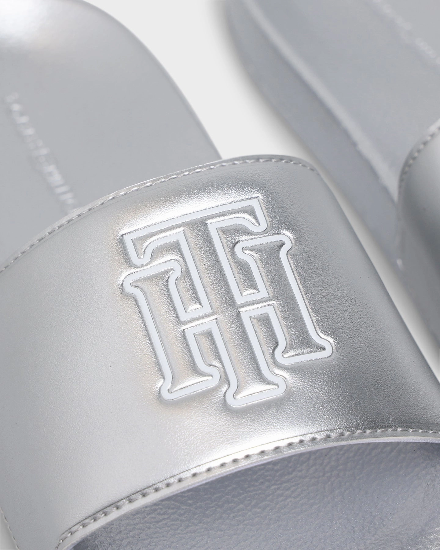 Fitting Tommy Jeans Women's Mono Metallic Pool Slides Silver