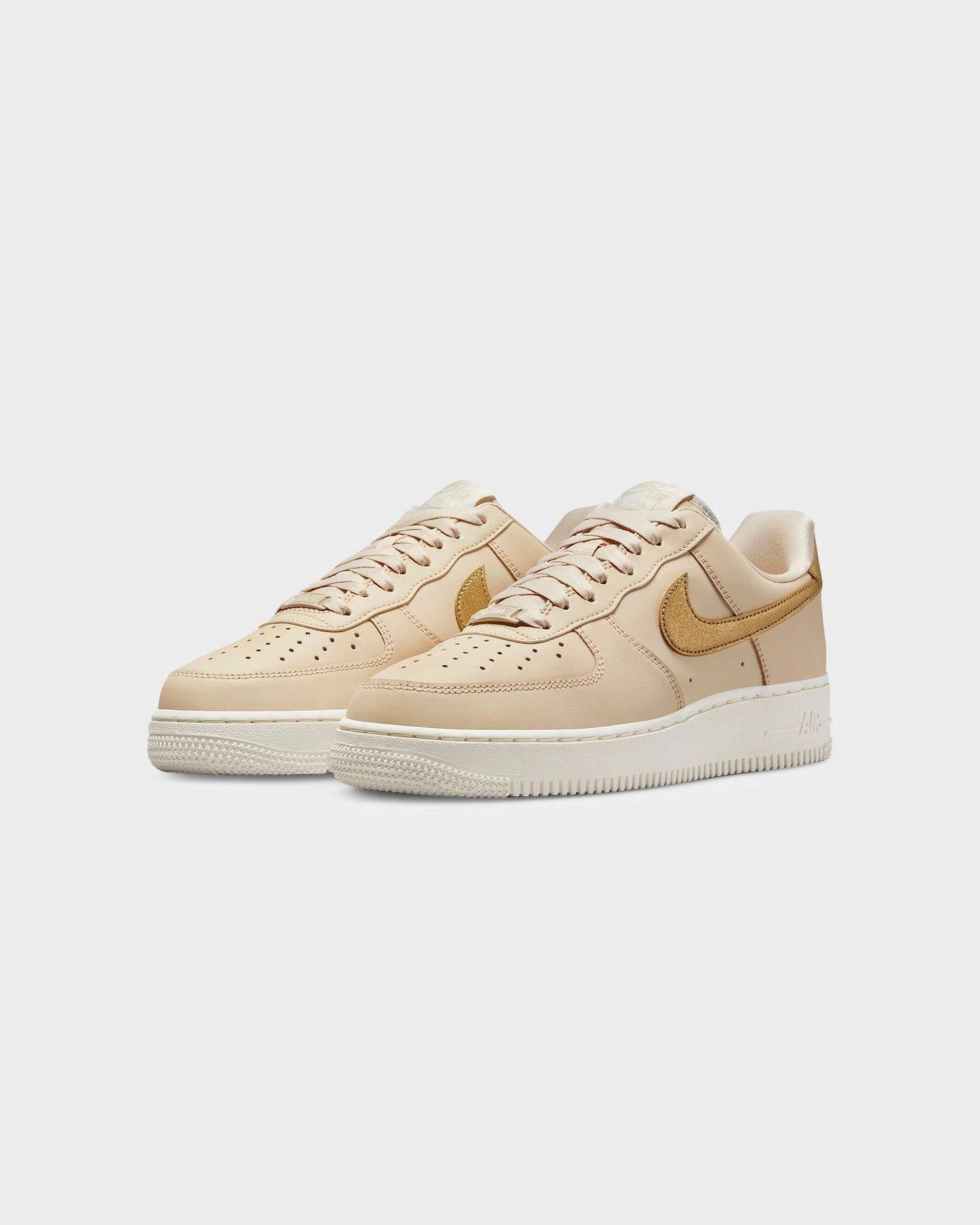 Nike Women's Air Force 1 '07 Ess Trnd "Gold Swoosh" Sanddrift/Metallic cute look pumps