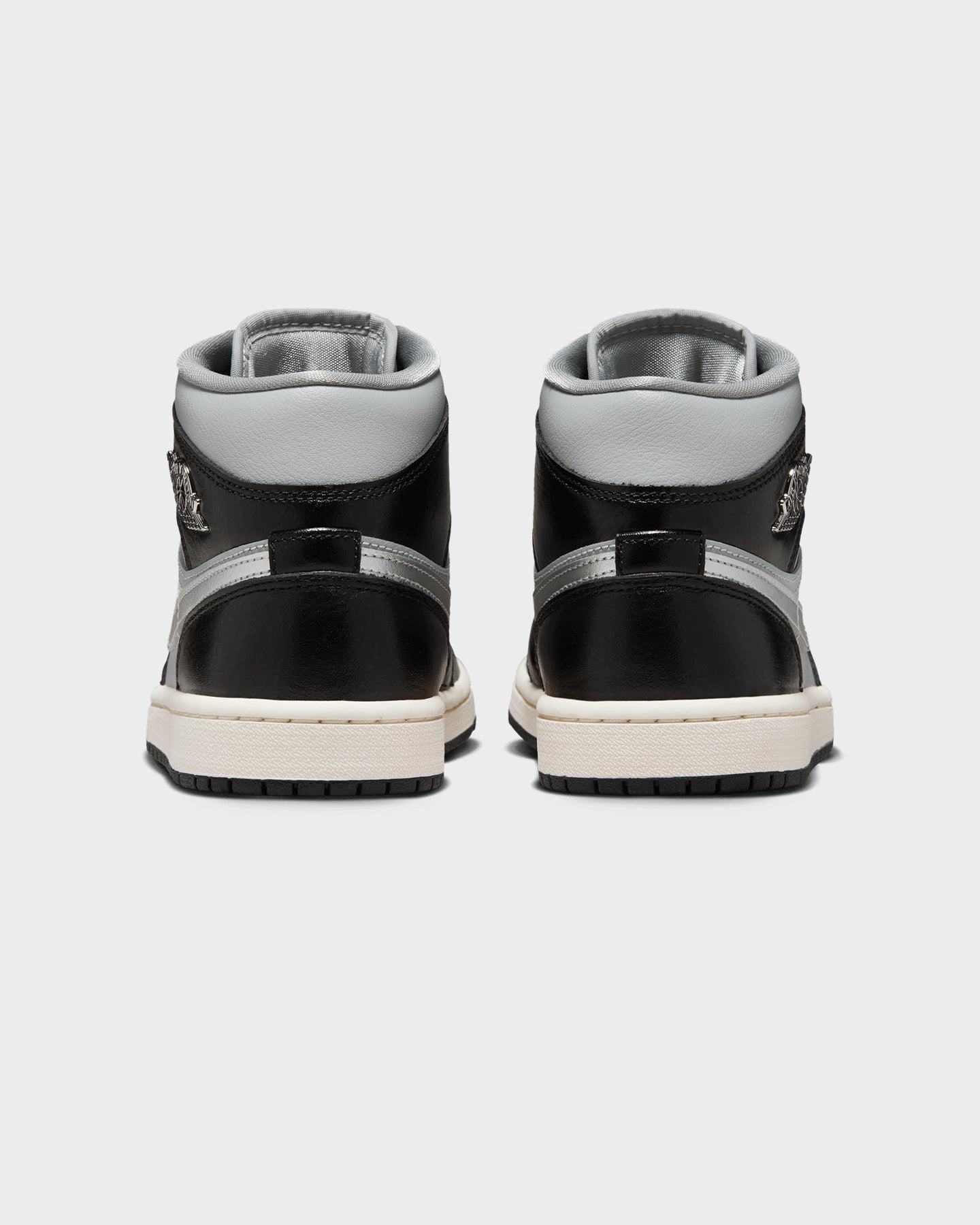 Seamless Toe Box Matte Jordan Women's Air Jordan 1 Mid SE Black/Metallic