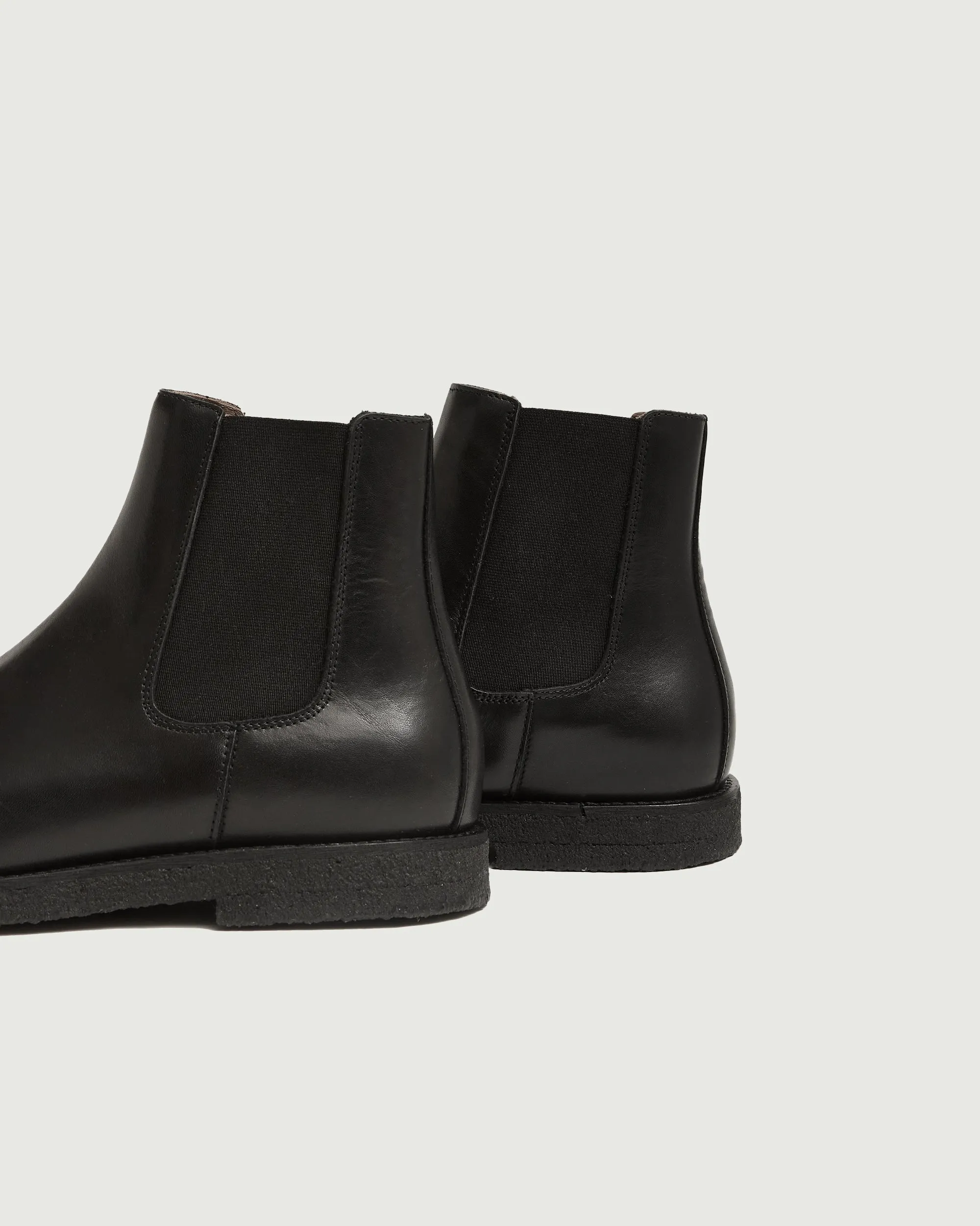 Compact Frame Chelsea Boot | Black Leather